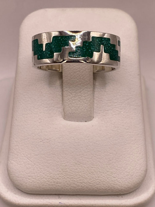 Anillo de Plata .925 con Incrustación de Malaquita – Diseño Geométrico — vista lateral