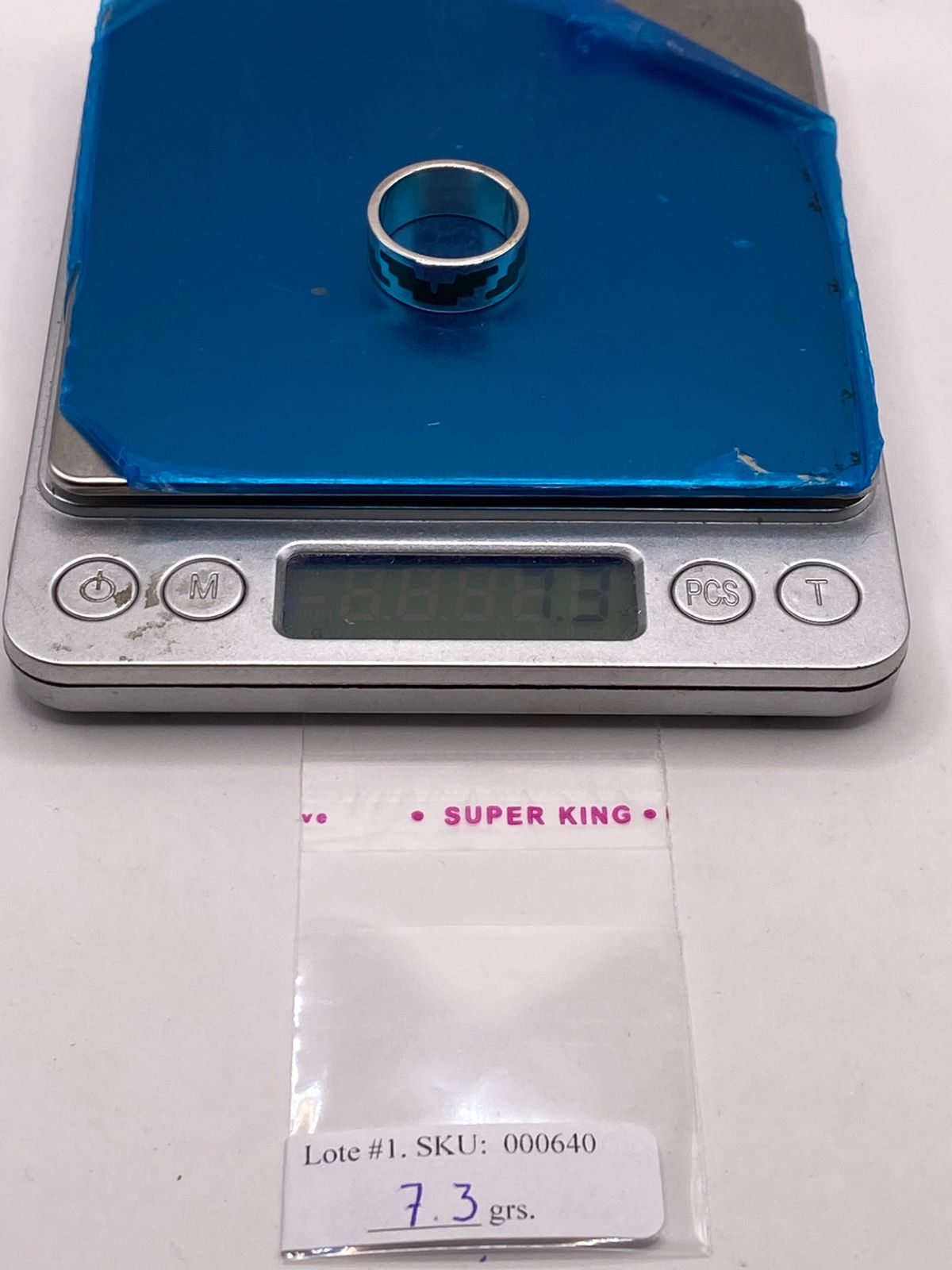 Anillo de Plata .925 con Incrustación de Malaquita – Diseño Geométrico, peso en gramos (báscula)