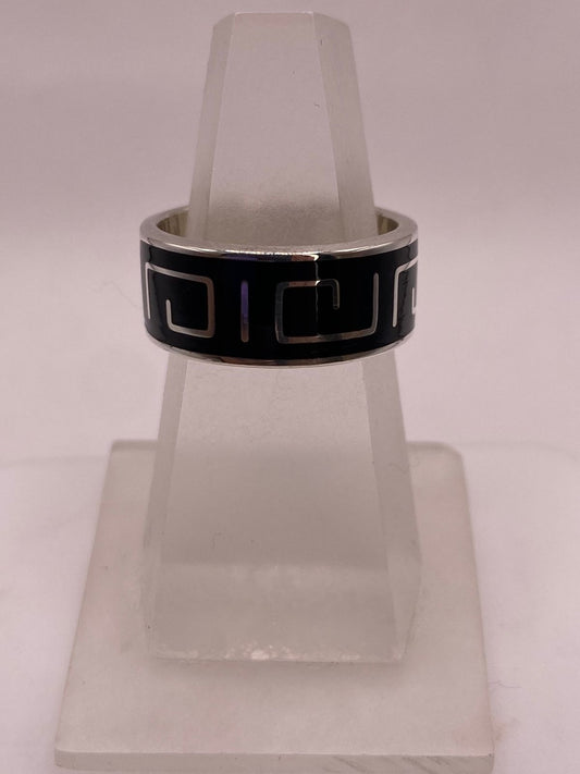 Anillo de Plata .925 con Incrustación de Obsidiana – Diseño Geométrico Moderno — vista lateral