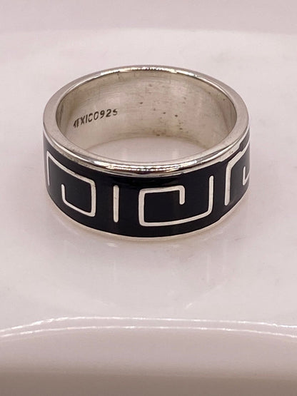 Anillo de Plata .925 con Incrustación de Obsidiana – Diseño Geométrico Moderno, vista lateral