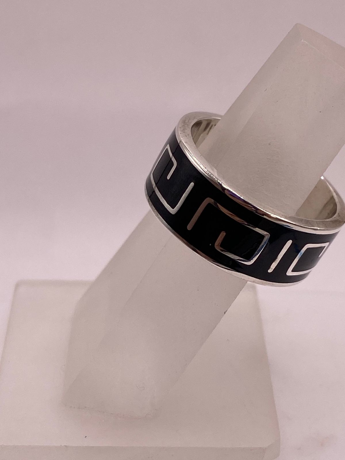 Anillo de Plata .925 con Incrustación de Obsidiana – Diseño Geométrico Moderno, sello de autenticidad Plata Ley .925