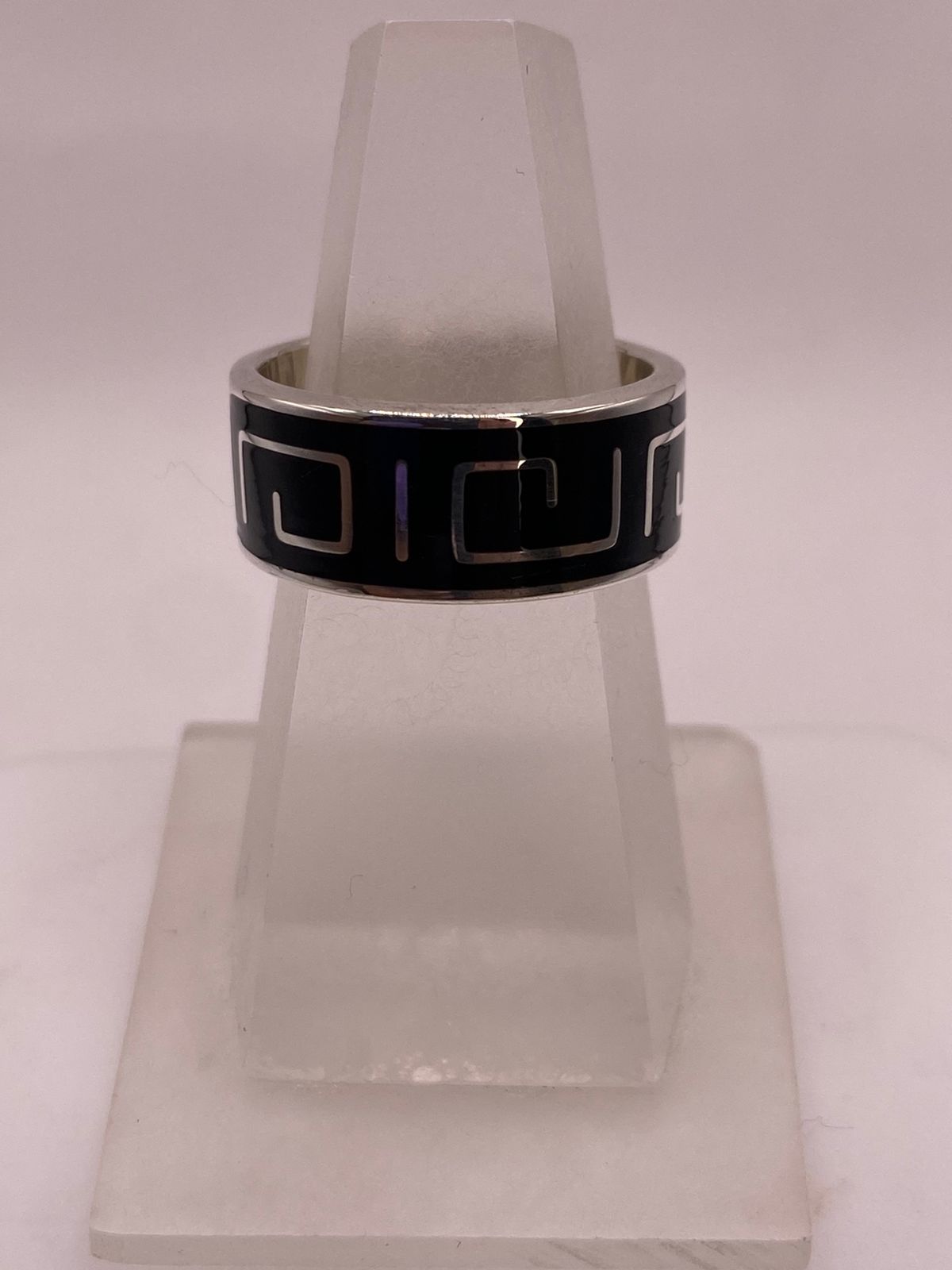Anillo de Plata .925 con Incrustación de Obsidiana – Diseño Geométrico Moderno — vista lateral