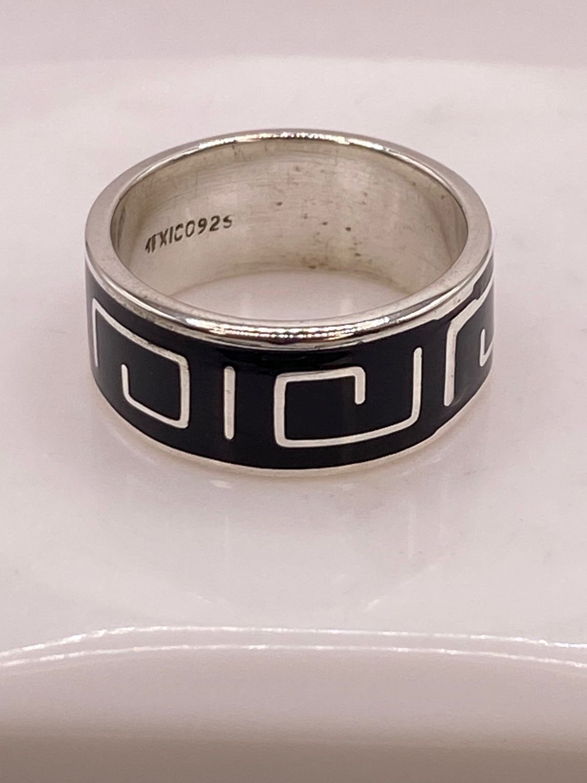 Anillo de Plata .925 con Incrustación de Obsidiana – Diseño Geométrico Moderno, sello de autenticidad Plata Ley .925