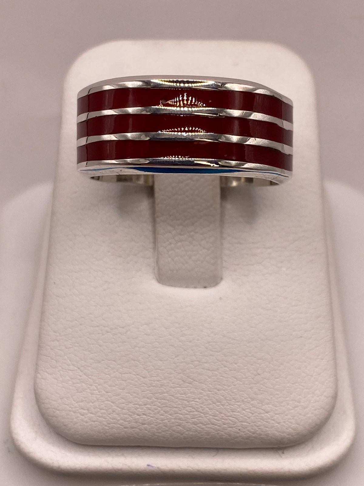 Anillo de Plata .925 con Incrustación Roja – Diseño de Líneas Modernas, vista frontal