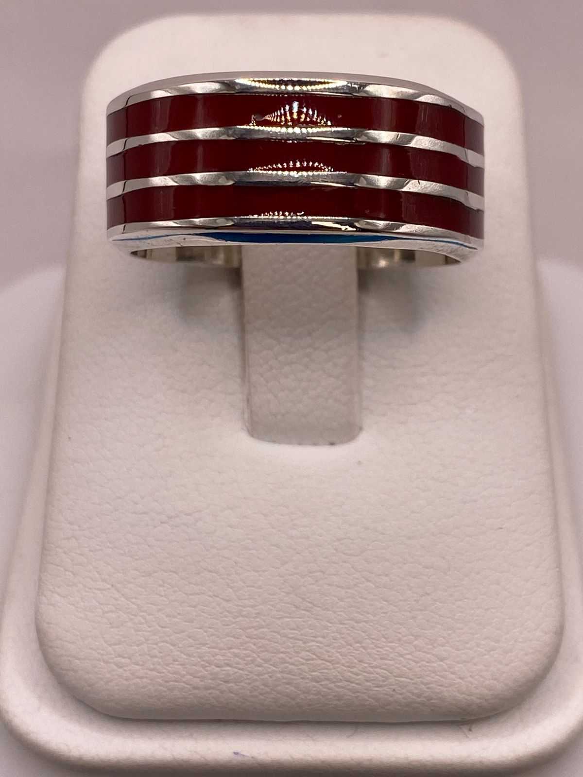 Anillo de Plata .925 con Incrustación Roja – Diseño de Líneas Modernas en báscula mostrando peso