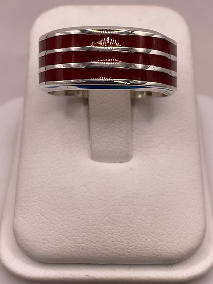 Anillo de Plata .925 con Incrustación Roja – Diseño de Líneas Modernas en báscula mostrando peso