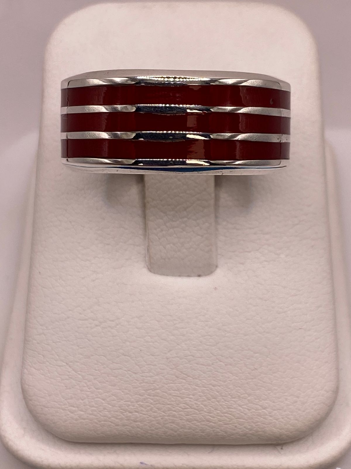 Anillo de Plata .925 con Incrustación Roja – Diseño de Líneas Modernas, vista lateral