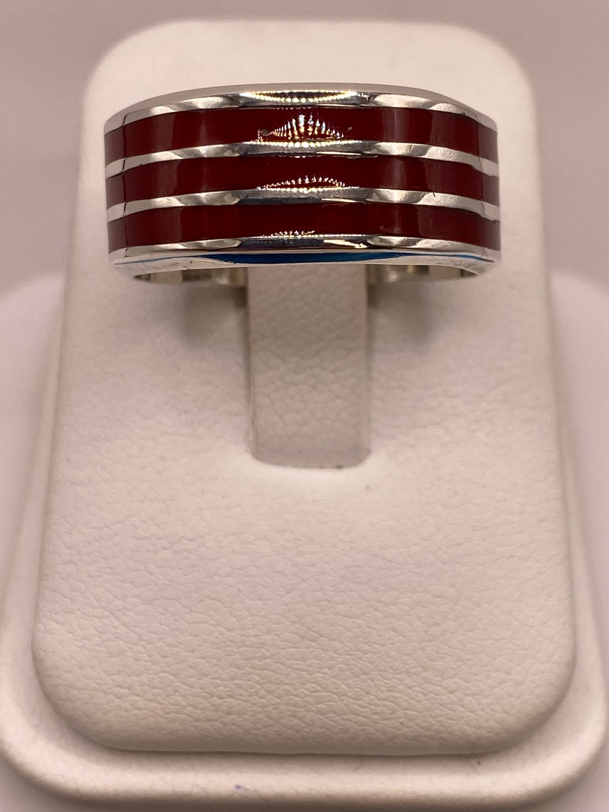 Anillo de Plata .925 con Incrustación Roja – Diseño de Líneas Modernas, vista de detalle