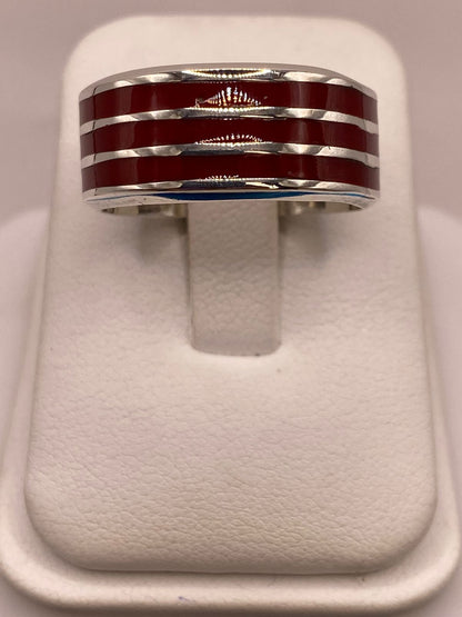 Anillo de Plata .925 con Incrustación Roja – Diseño de Líneas Modernas, vista de detalle