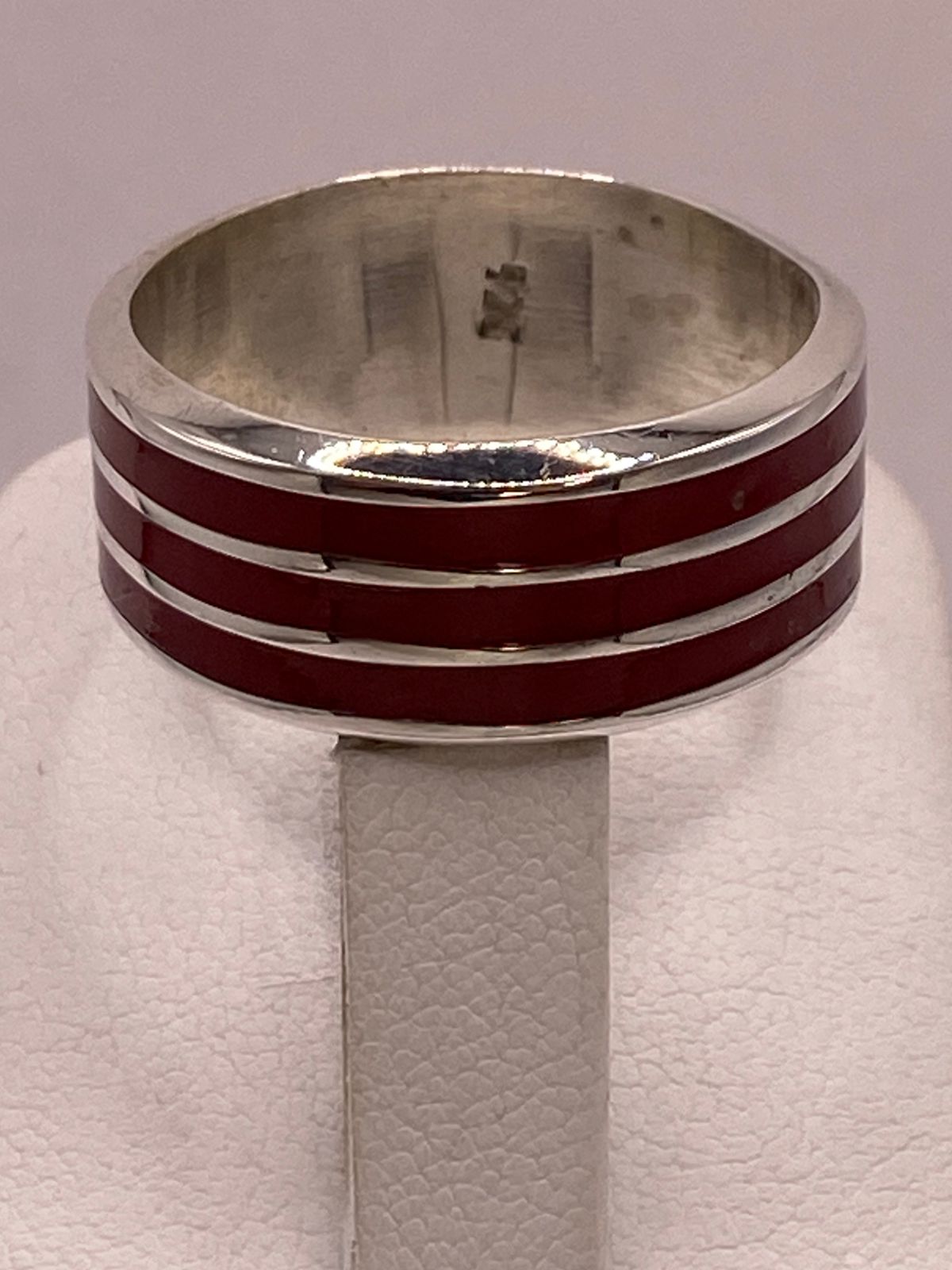 Anillo de Plata .925 con Incrustación Roja – Diseño de Líneas Modernas, vista superior