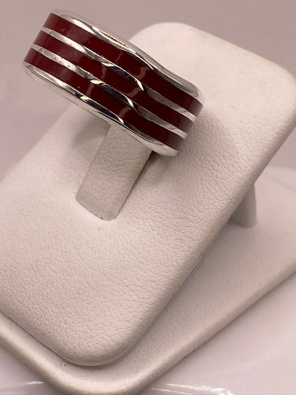 Anillo de Plata .925 con Incrustación Roja – Diseño de Líneas Modernas, sello de autenticidad Plata Ley .925