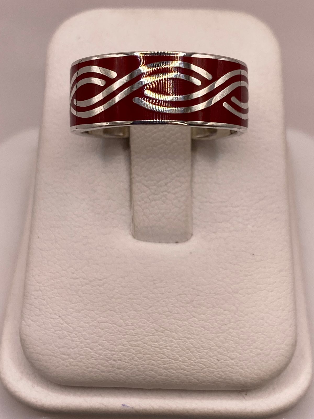 Anillo de Plata .925 con Incrustación Roja – Diseño de Ondas Elegantes, vista lateral