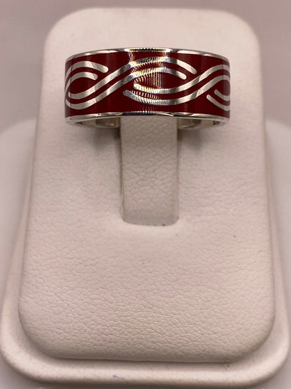 Anillo de Plata .925 con Incrustación Roja – Diseño de Ondas Elegantes, vista lateral