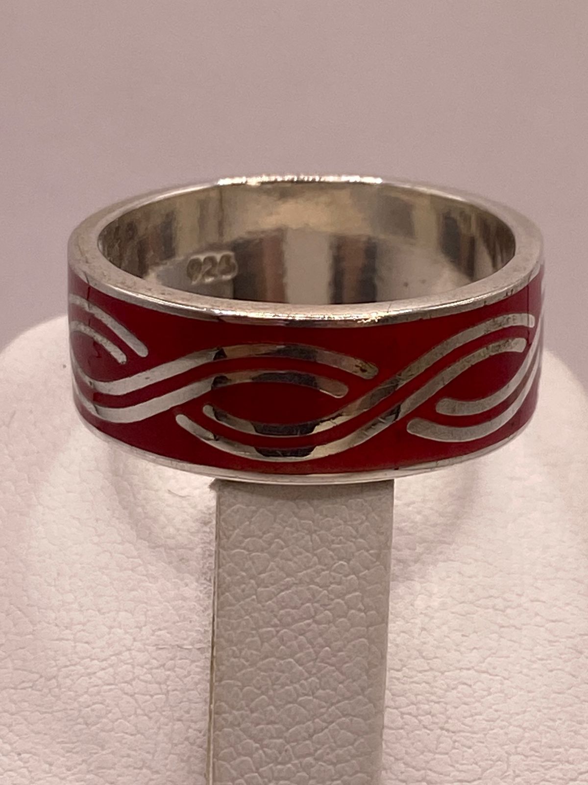 Anillo de Plata .925 con Incrustación Roja – Diseño de Ondas Elegantes, vista lateral