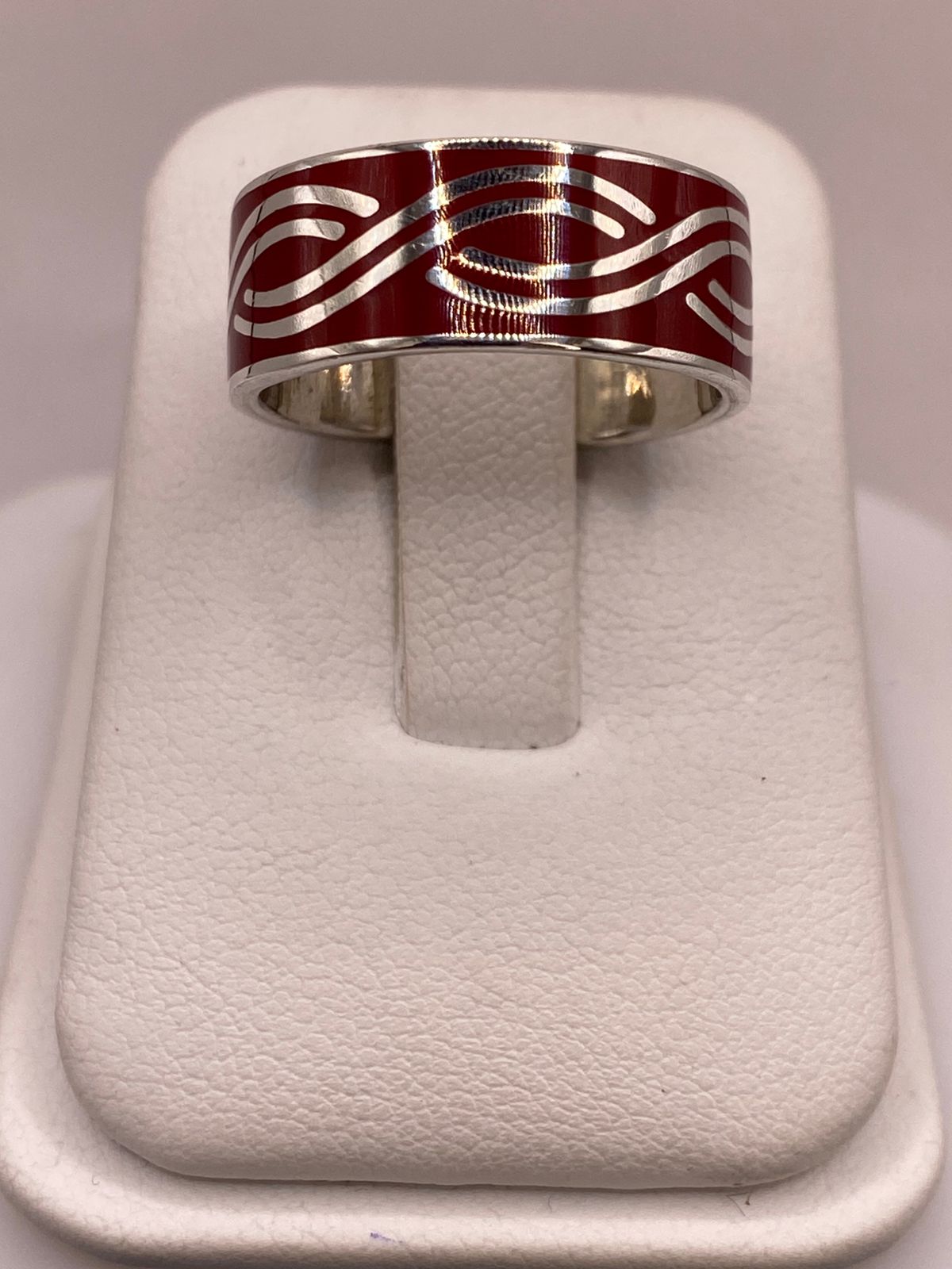 Anillo de Plata .925 con Incrustación Roja – Diseño de Ondas Elegantes, sello de autenticidad Plata Ley .925