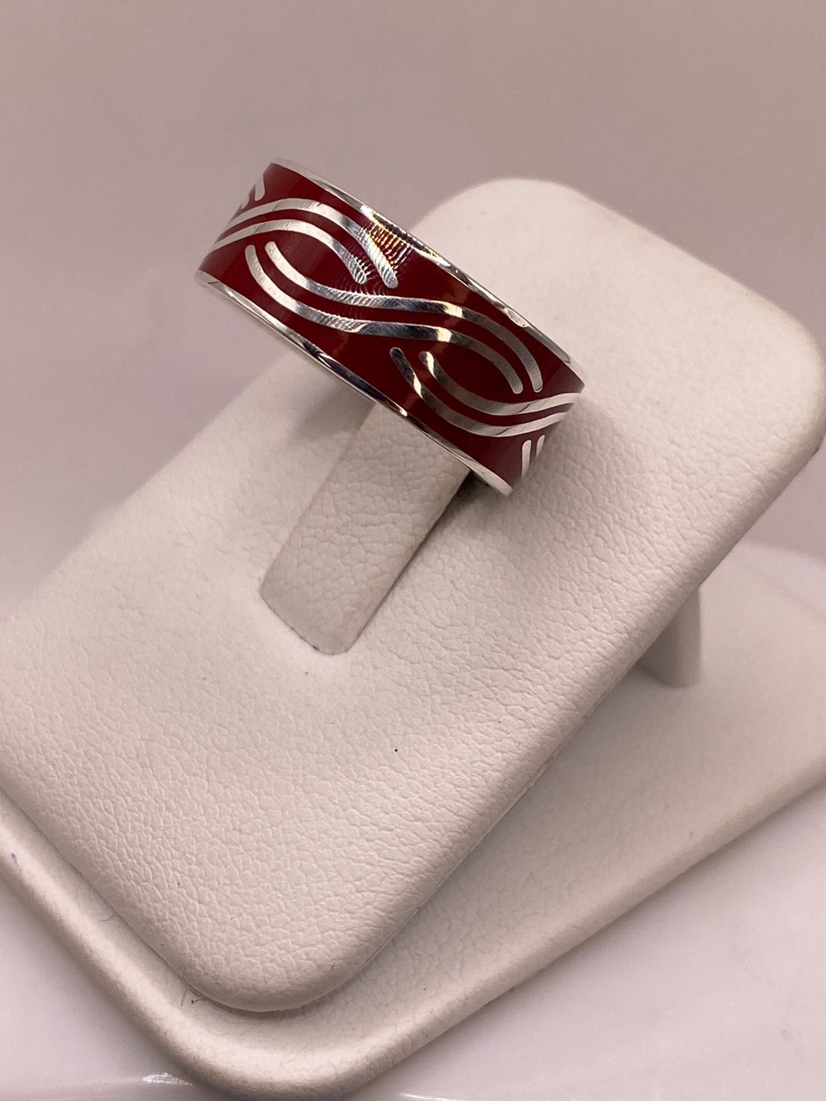 Anillo de Plata .925 con Incrustación Roja – Diseño de Ondas Elegantes, vista frontal