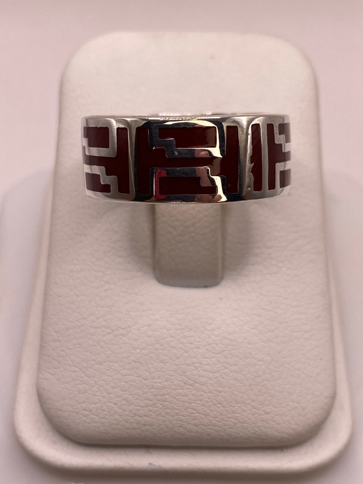 Anillo de Plata .925 con Incrustación Roja – Diseño Geométrico, vista frontal