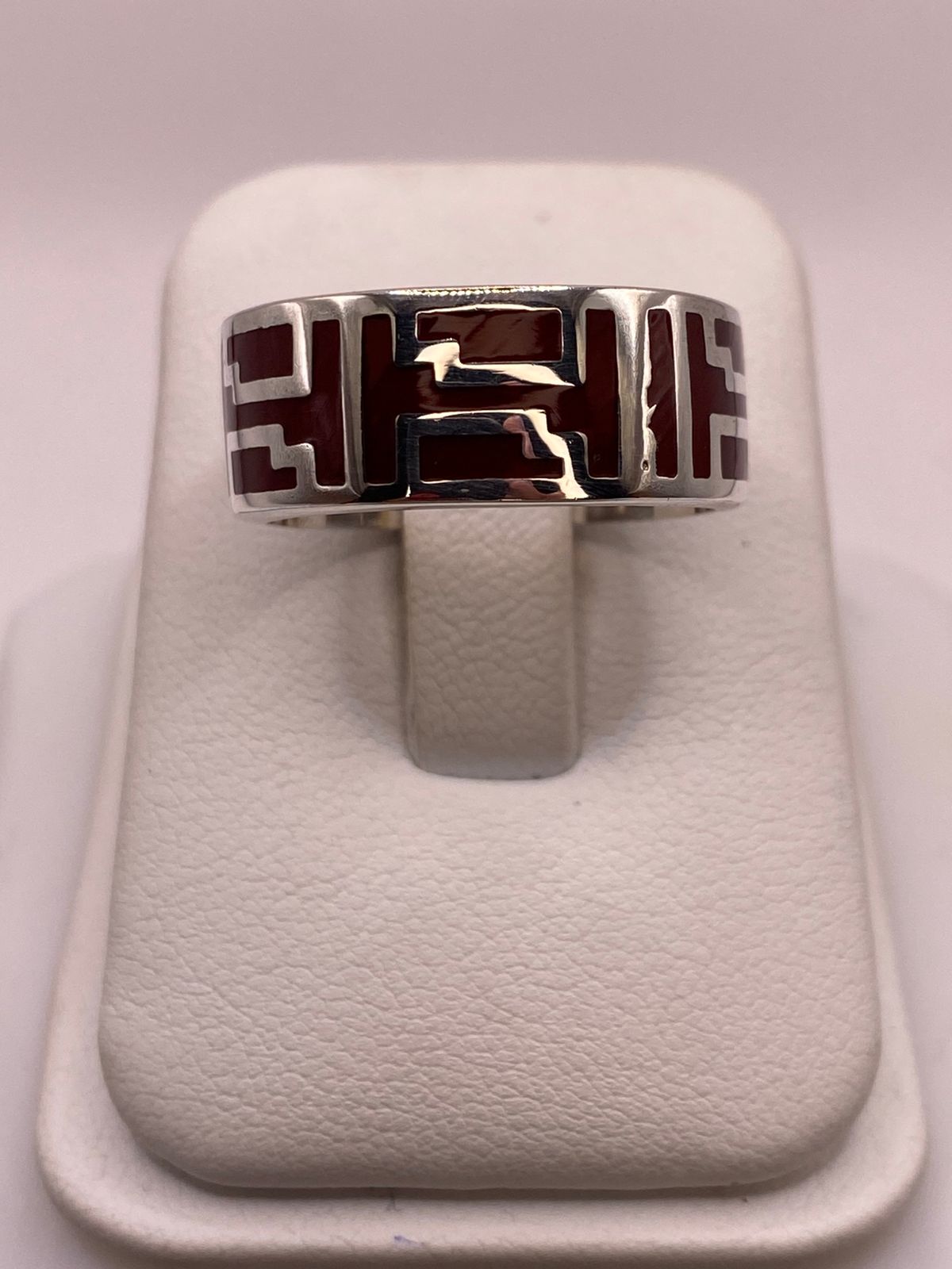 Anillo de Plata .925 con Incrustación Roja – Diseño Geométrico, vista lateral