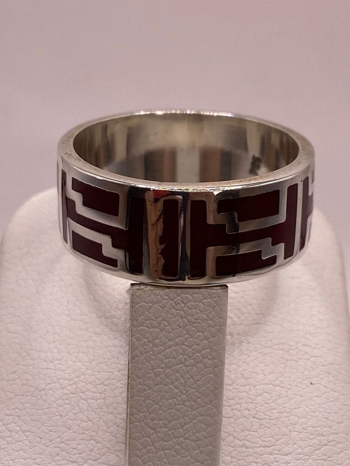 Anillo de Plata .925 con Incrustación Roja – Diseño Geométrico, sello de autenticidad Plata Ley .925