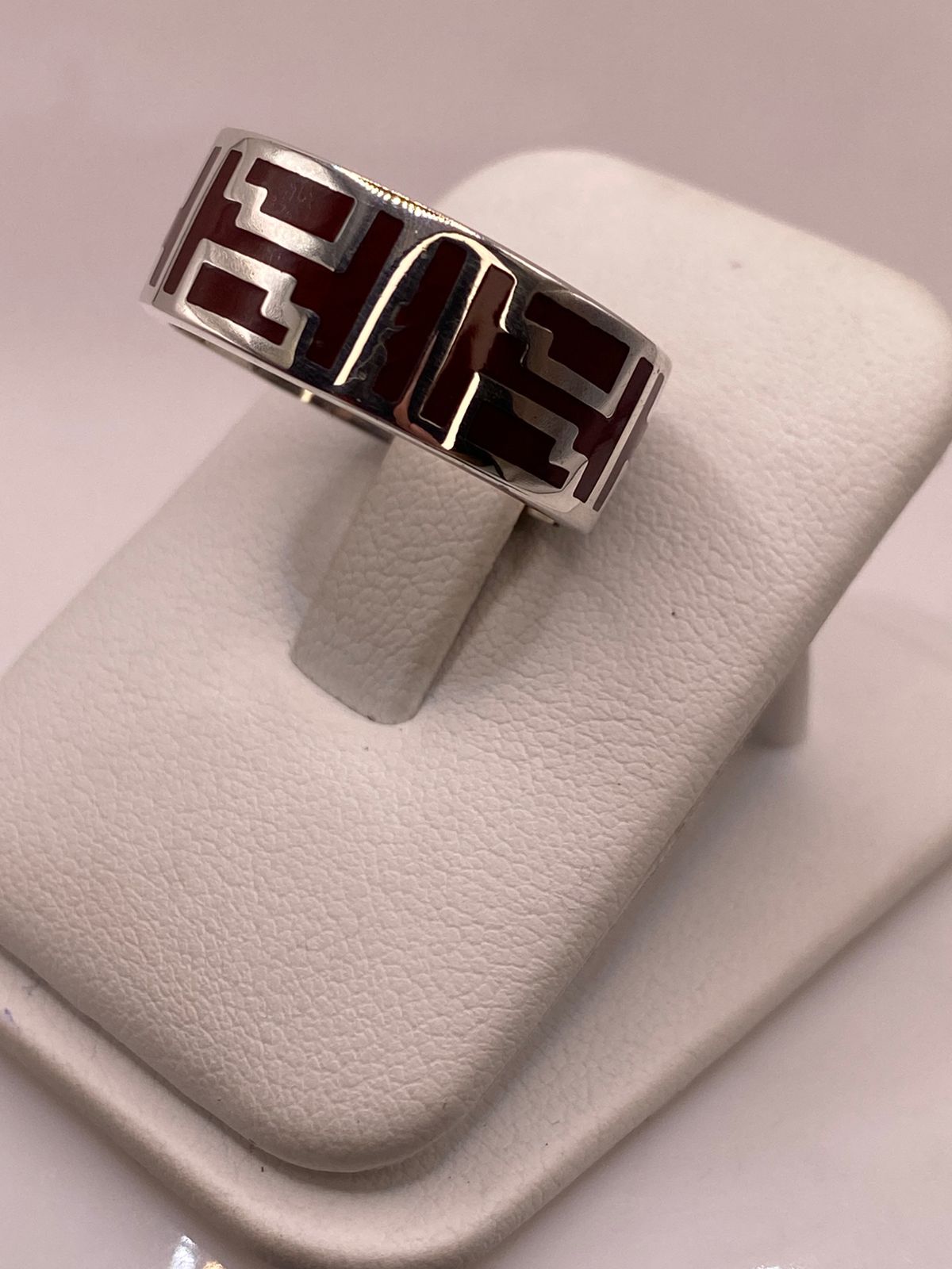 Anillo de Plata .925 con Incrustación Roja – Diseño Geométrico, vista de detalle