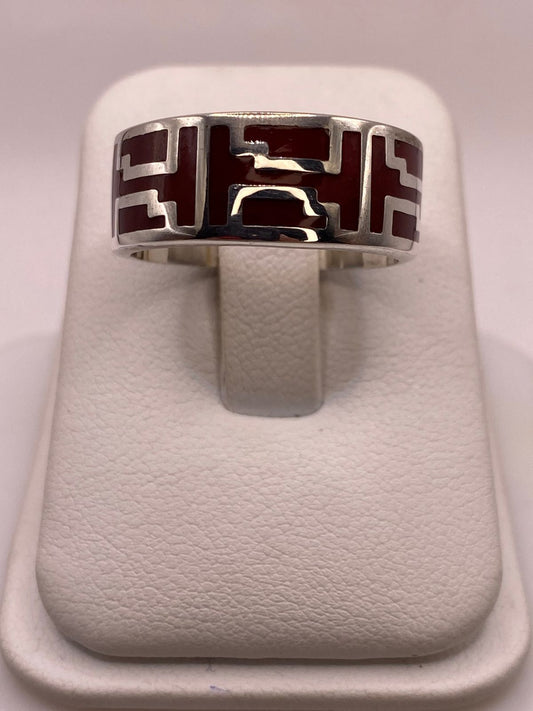 Anillo de Plata .925 con Incrustación Roja – Diseño Geométrico — ángulo diagonal