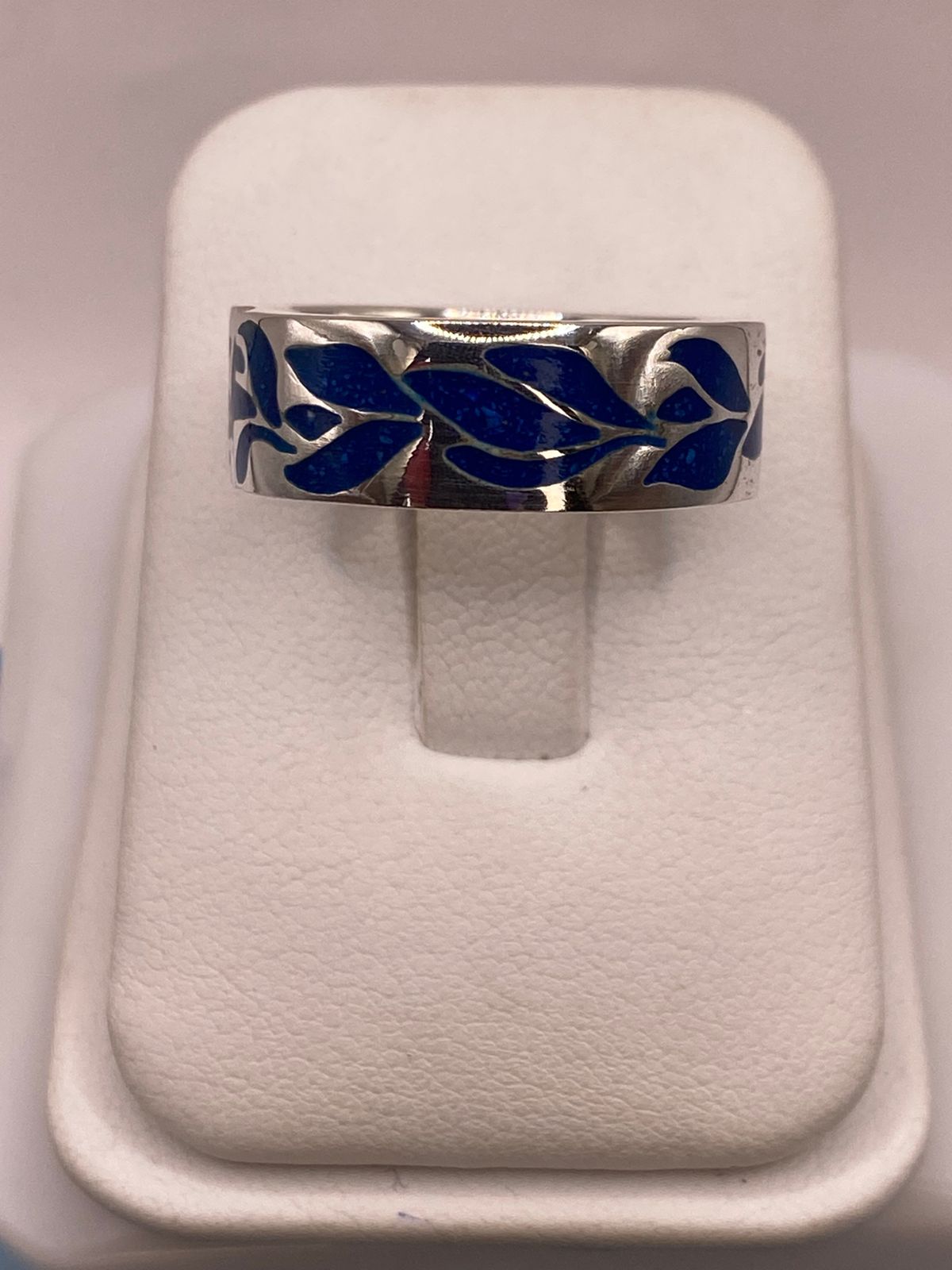 Anillo de Plata .925 con Lapislázuli y Diseño de Hojas — ángulo diagonal