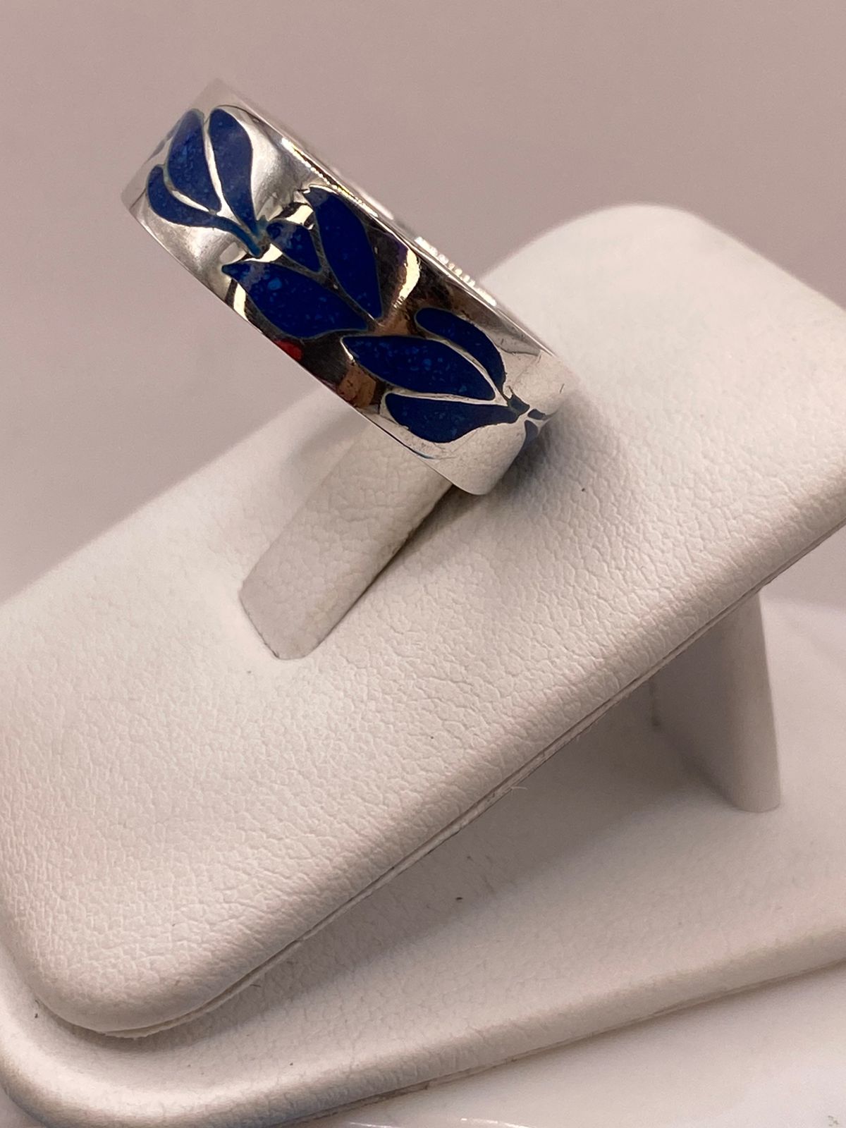 Anillo de Plata .925 con Lapislázuli y Diseño de Hojas, vista frontal