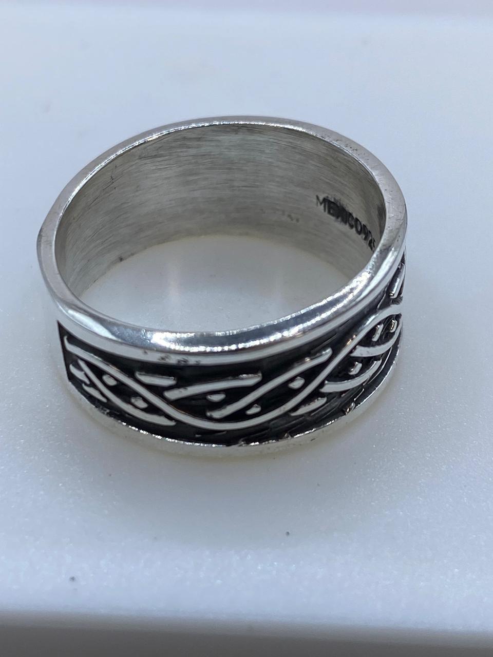 Anillo Plata .925 con Líneas Entrelazadas, sello de autenticidad Plata Ley .925