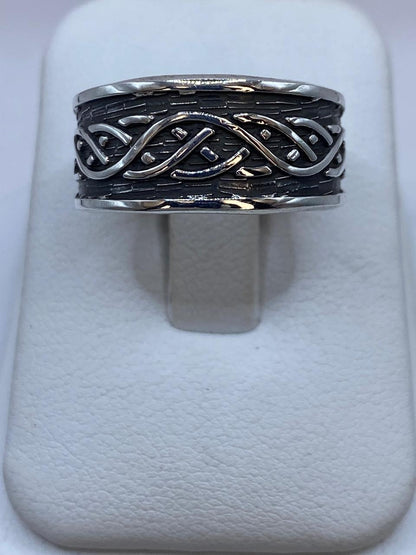 Anillo Plata .925 con Líneas Entrelazadas — vista lateral