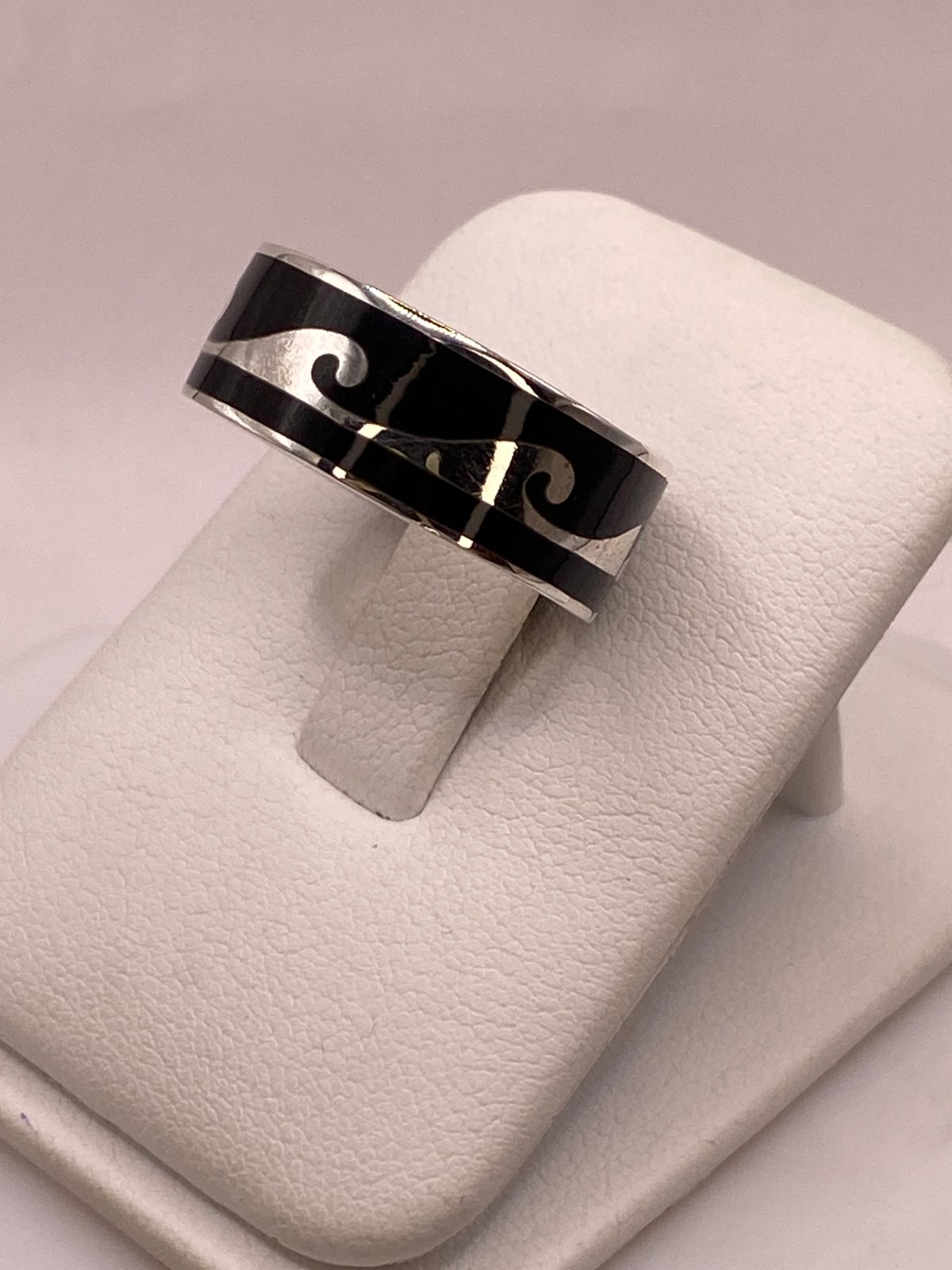 Anillo de Plata .925 con Obsidiana y Diseño de Ola, vista frontal