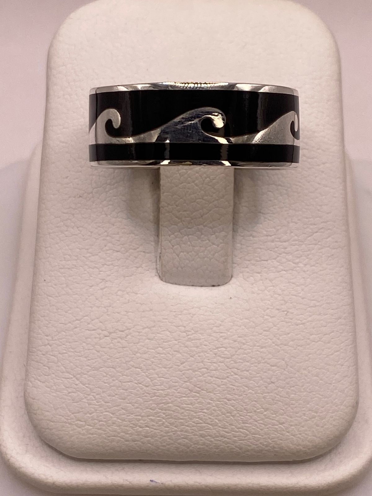 Anillo de Plata .925 con Obsidiana y Diseño de Ola, vista lateral
