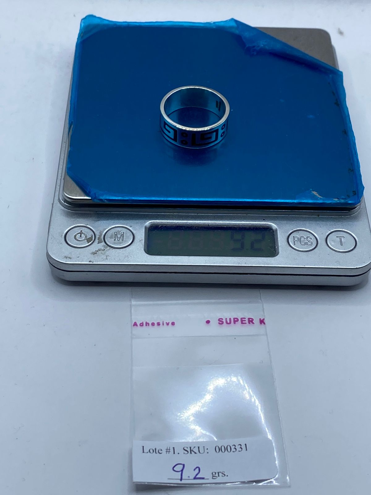 Anillo de Plata .925 con Ónix y Diseño Geométrico Ancestral, peso en gramos (báscula)