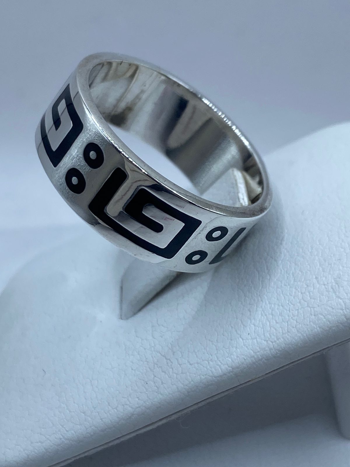 Anillo de Plata .925 con Ónix y Diseño Geométrico Ancestral, vista lateral