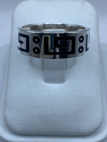 Anillo de Plata .925 con Ónix y Diseño Geométrico Ancestral, vista frontal