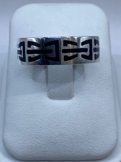 Anillo de Plata .925 con Ónix y Diseño Geométrico — ángulo diagonal