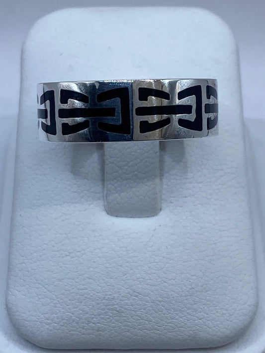 Anillo de Plata .925 con Ónix y Diseño Geométrico — ángulo diagonal