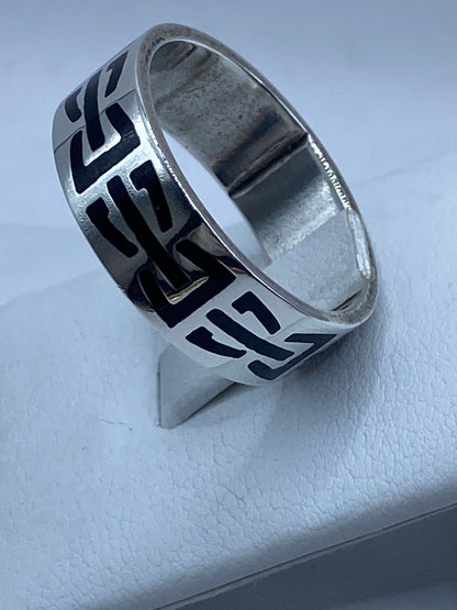Anillo de Plata .925 con Ónix y Diseño Geométrico, vista lateral