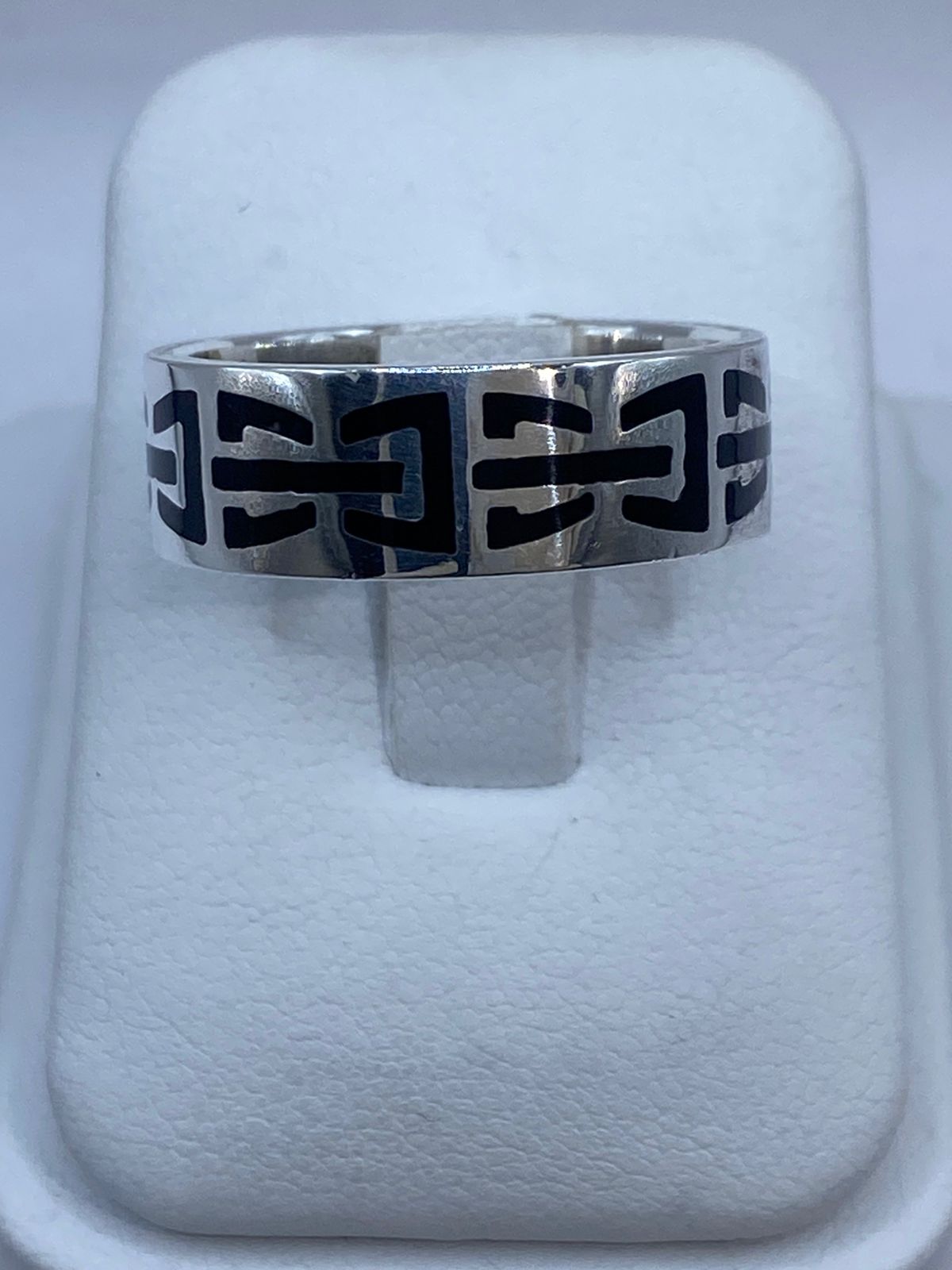 Anillo de Plata .925 con Ónix y Diseño Geométrico, vista frontal
