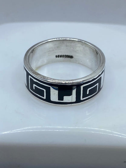 Anillo de Plata .925 con Ónix y Diseño Geométrico Calado a Mano — vista lateral