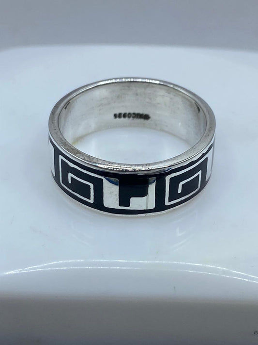 Anillo de Plata .925 con Ónix y Diseño Geométrico Calado a Mano — vista lateral