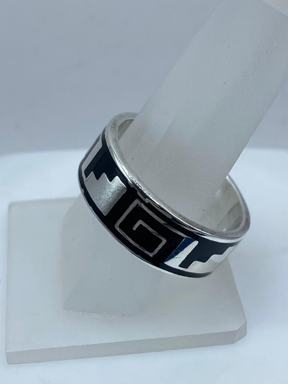 Anillo de Plata .925 con Ónix y Diseño Geométrico Calado a Mano, vista lateral