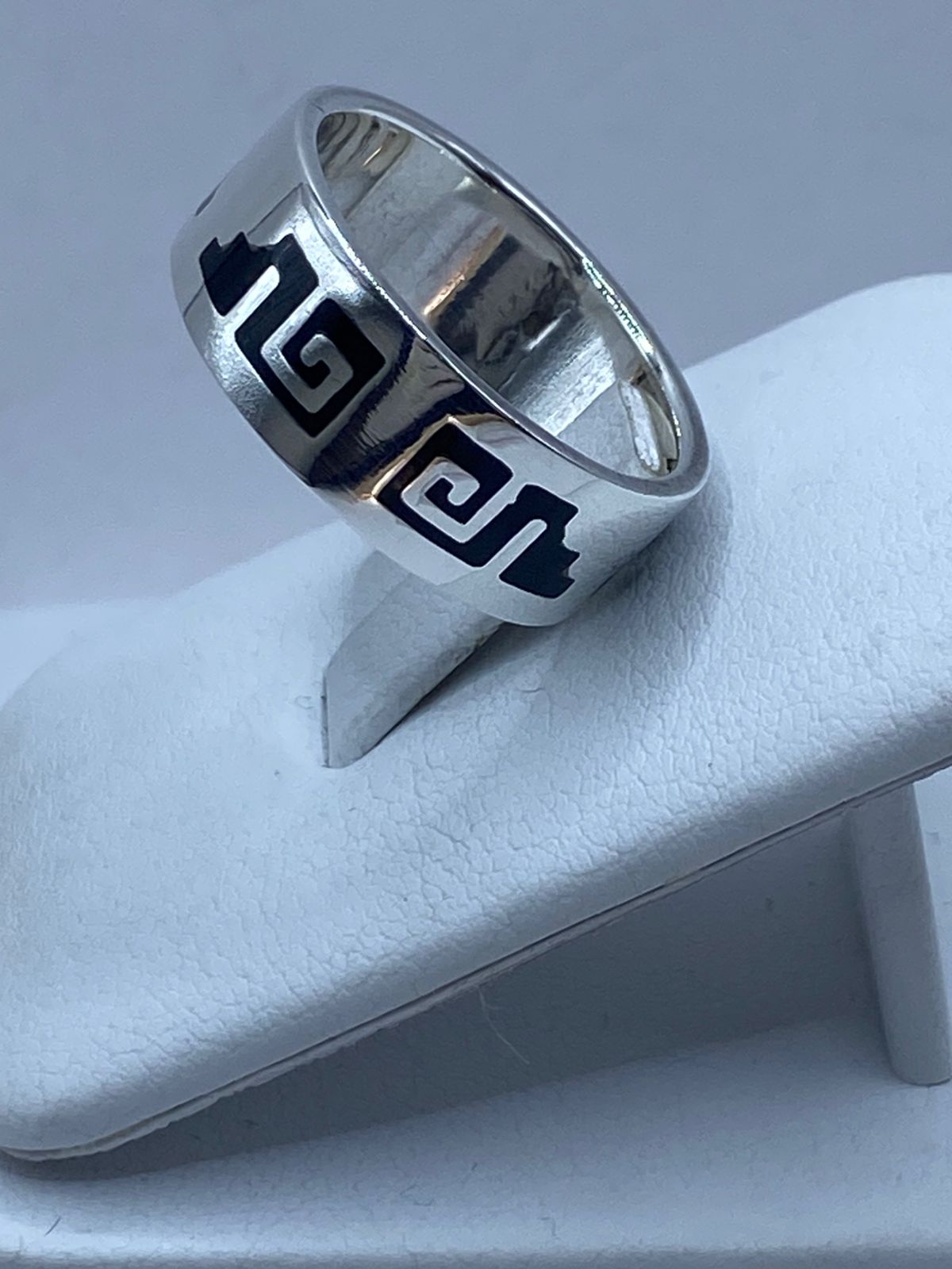 Anillo de Plata .925 con Ónix y Greca Ancestral, vista lateral