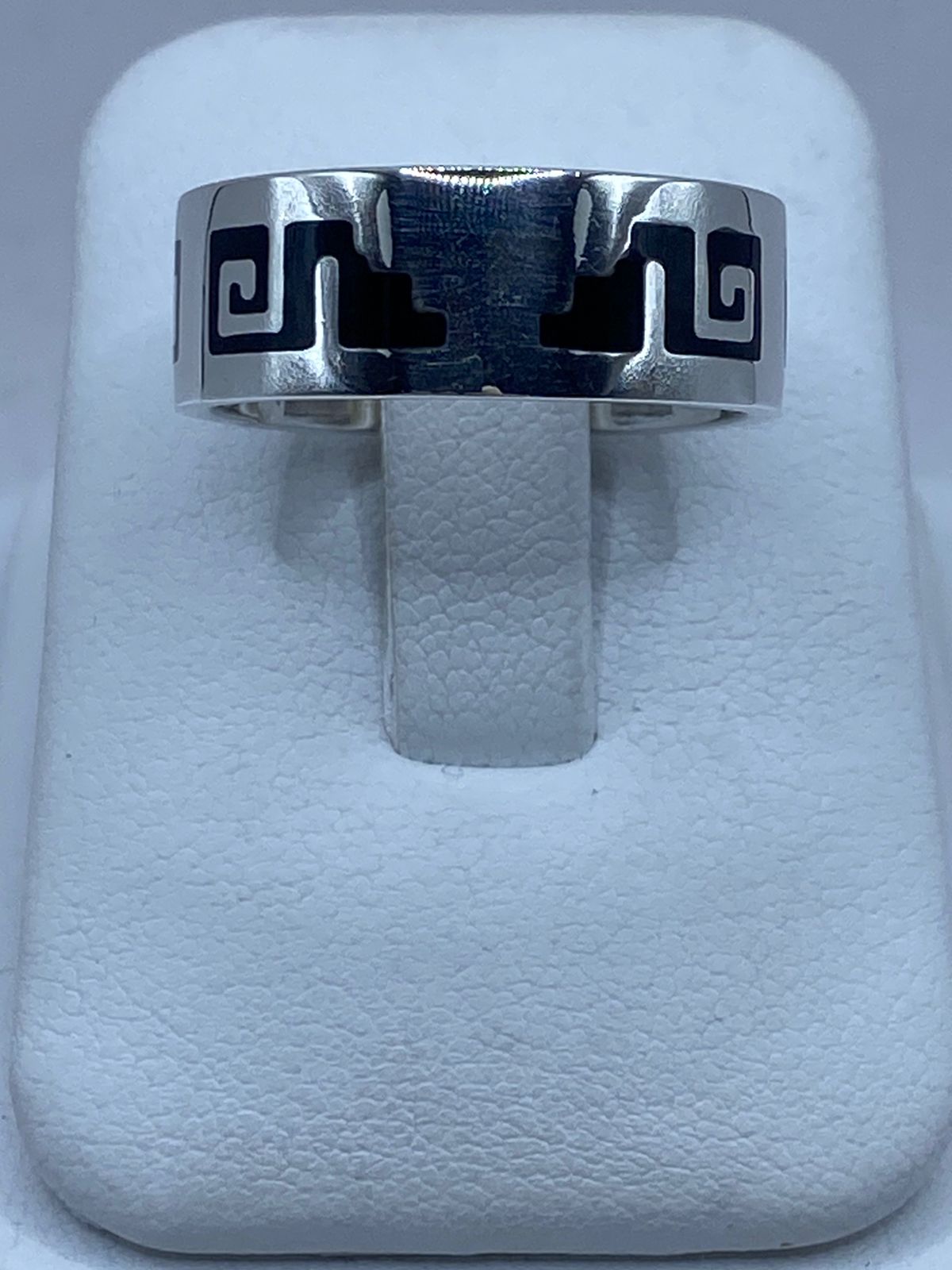 Anillo de Plata .925 con Ónix y Greca Ancestral — ángulo diagonal