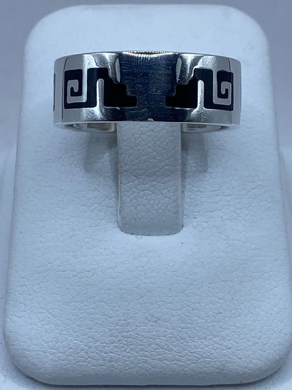 Anillo de Plata .925 con Ónix y Greca Ancestral — ángulo diagonal