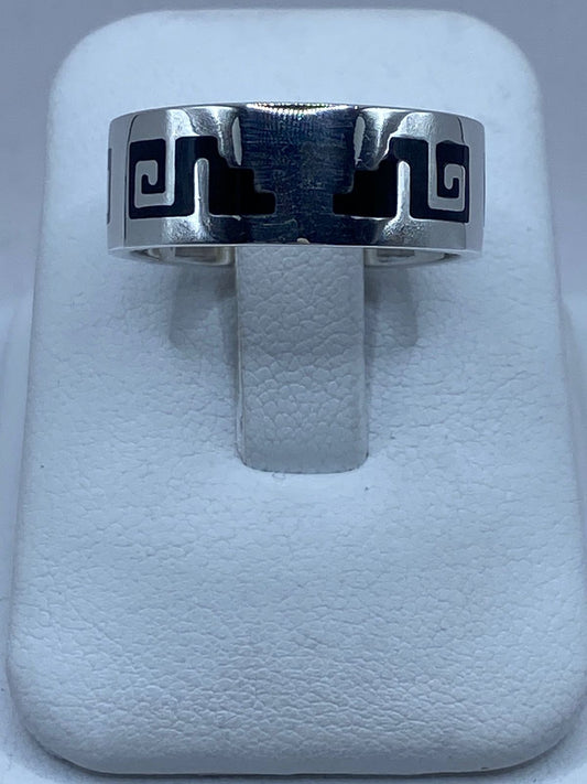Anillo de Plata .925 con Ónix y Greca Ancestral — ángulo diagonal