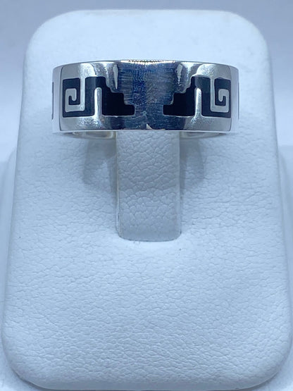 Anillo de Plata .925 con Ónix y Greca Ancestral, vista de detalle