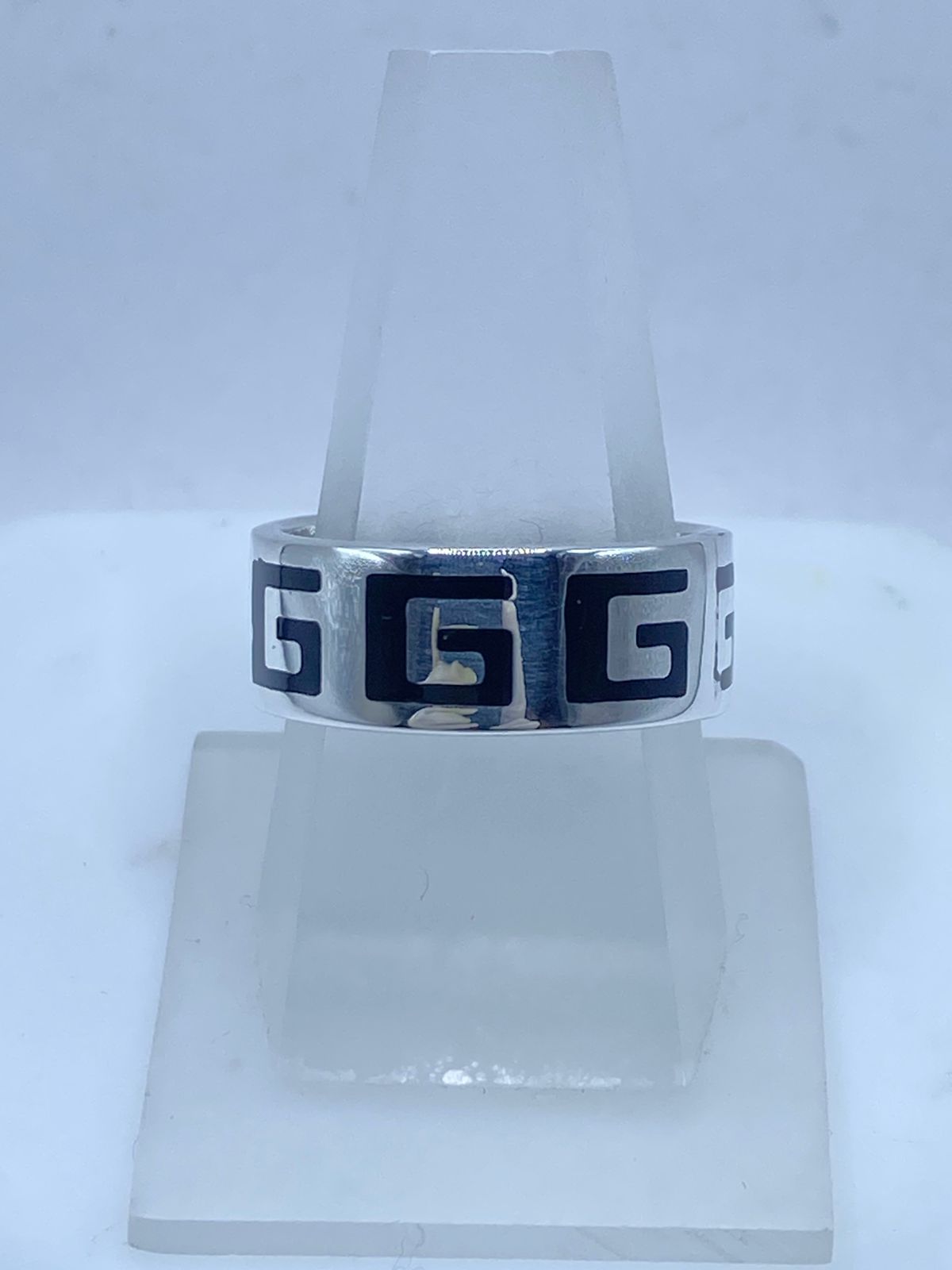 Anillo de Plata .925 con Ónix y Greca Clásica — vista lateral
