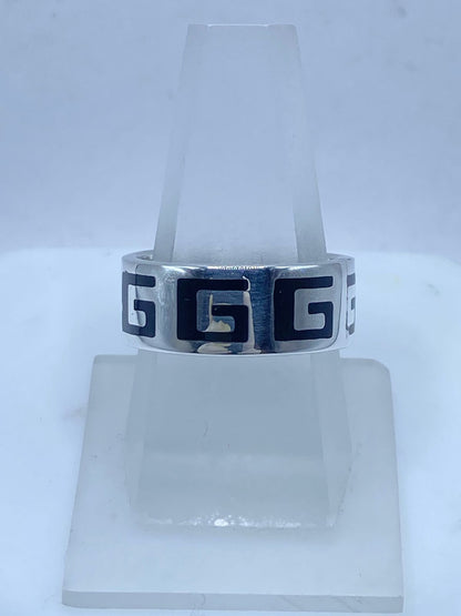 Anillo de Plata .925 con Ónix y Greca Clásica — vista lateral