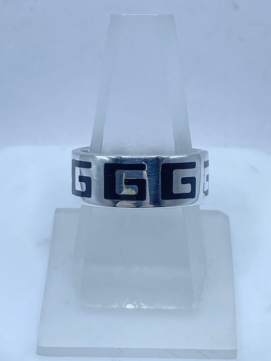 Anillo de Plata .925 con Ónix y Greca Clásica — vista lateral