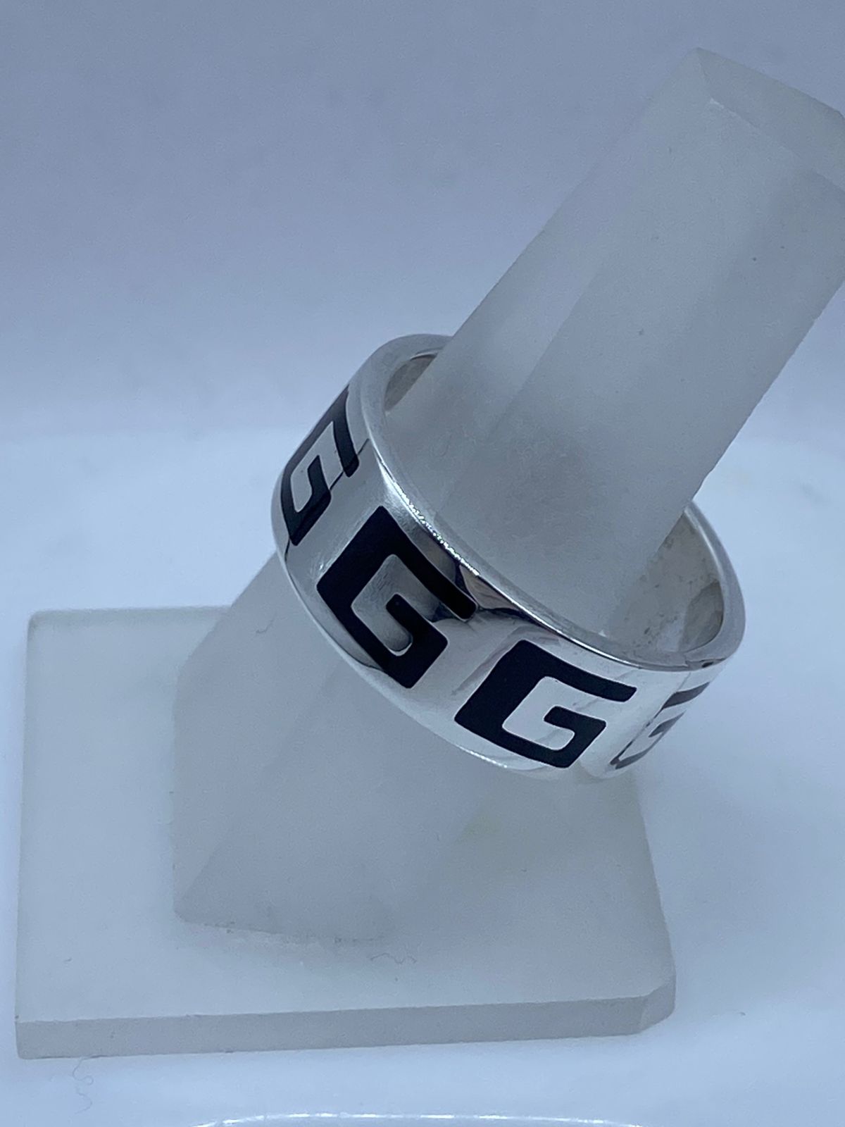 Anillo de Plata .925 con Ónix y Greca Clásica, vista lateral